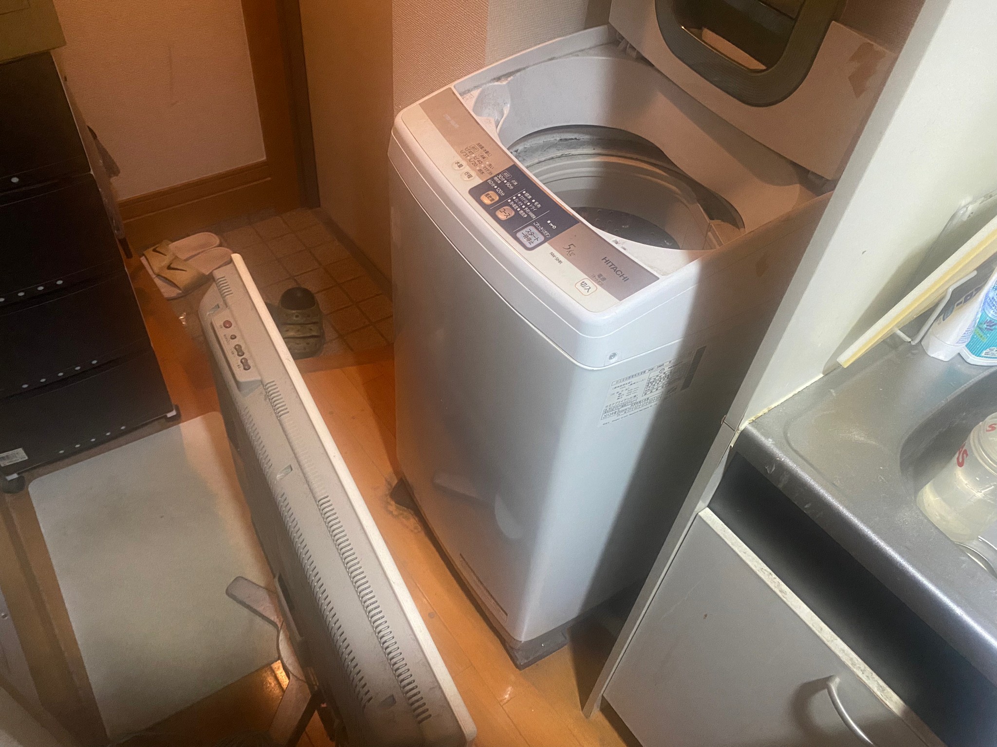 洗濯機、テレビの回収前の状態