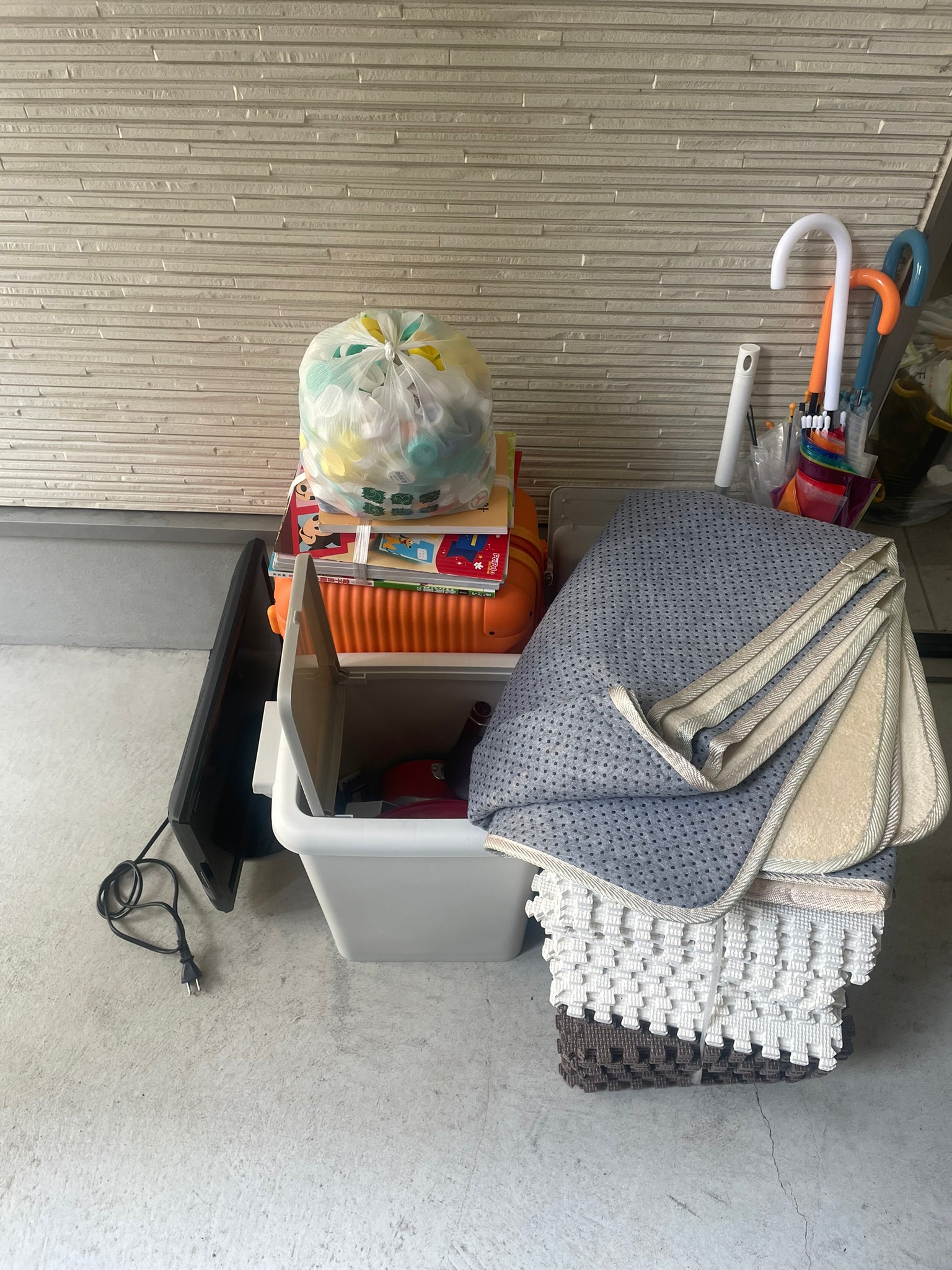 絵本、テレビ、プレイマット、傘、ゴミ箱、ペットボトルキャップの回収前の状態