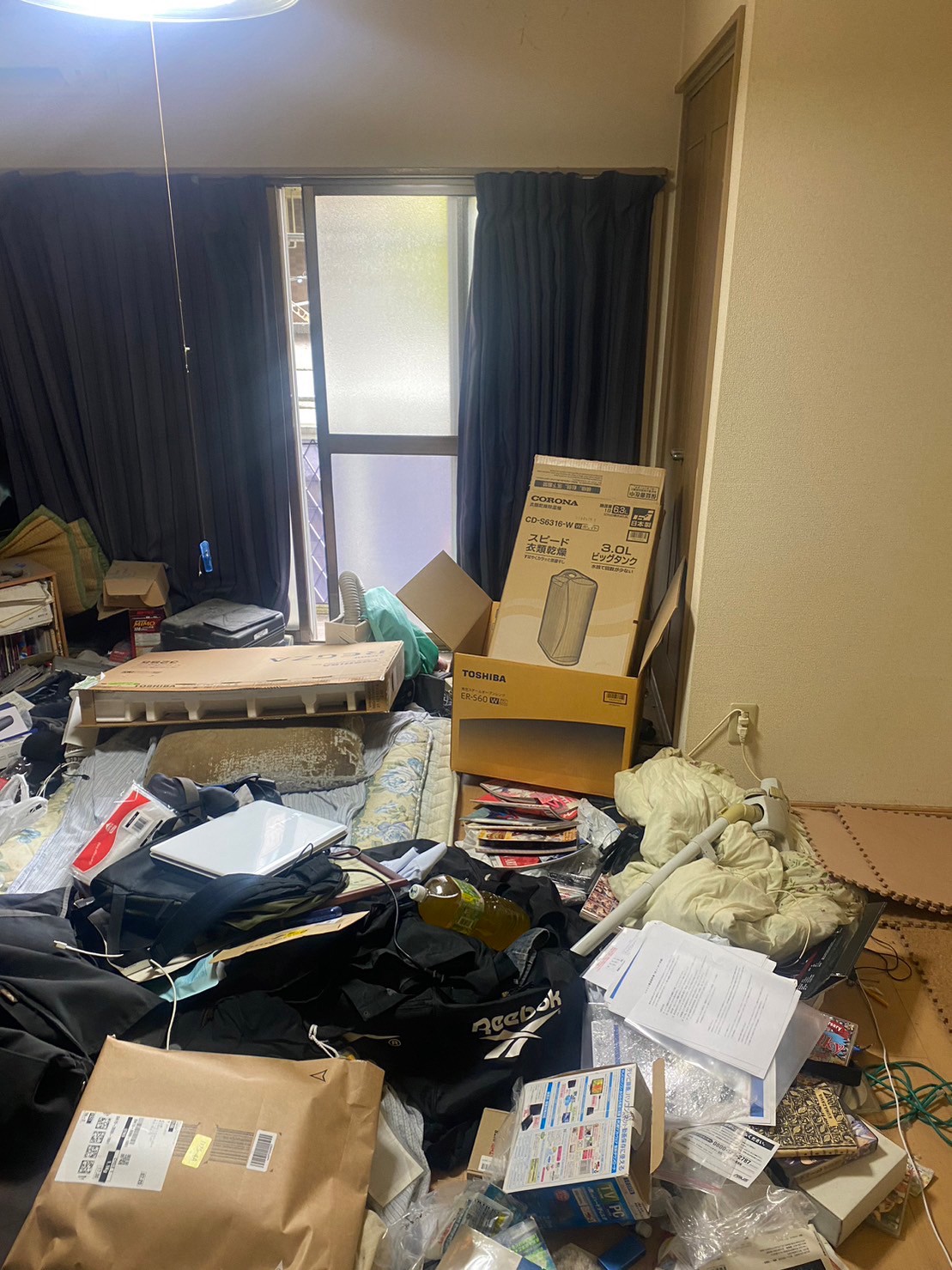 生活ゴミ、パソコン、段ボール、衣類、掃除機の回収前の状態