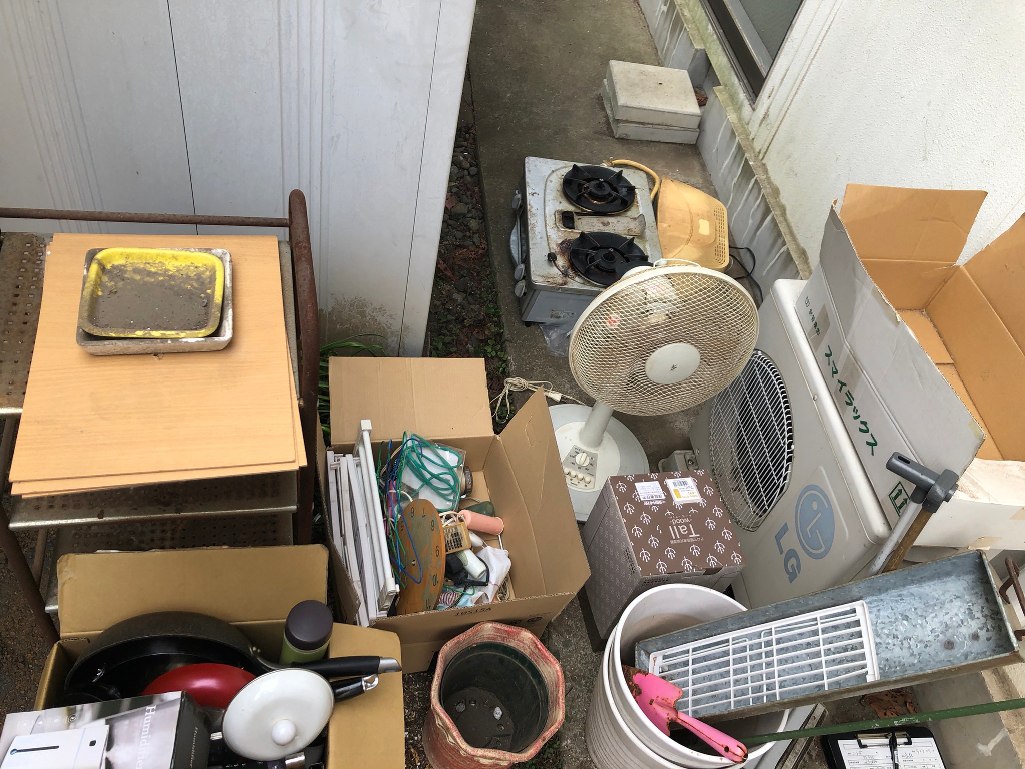 キッチン用品、扇風機、鉢、鉄ラックの回収前の状態