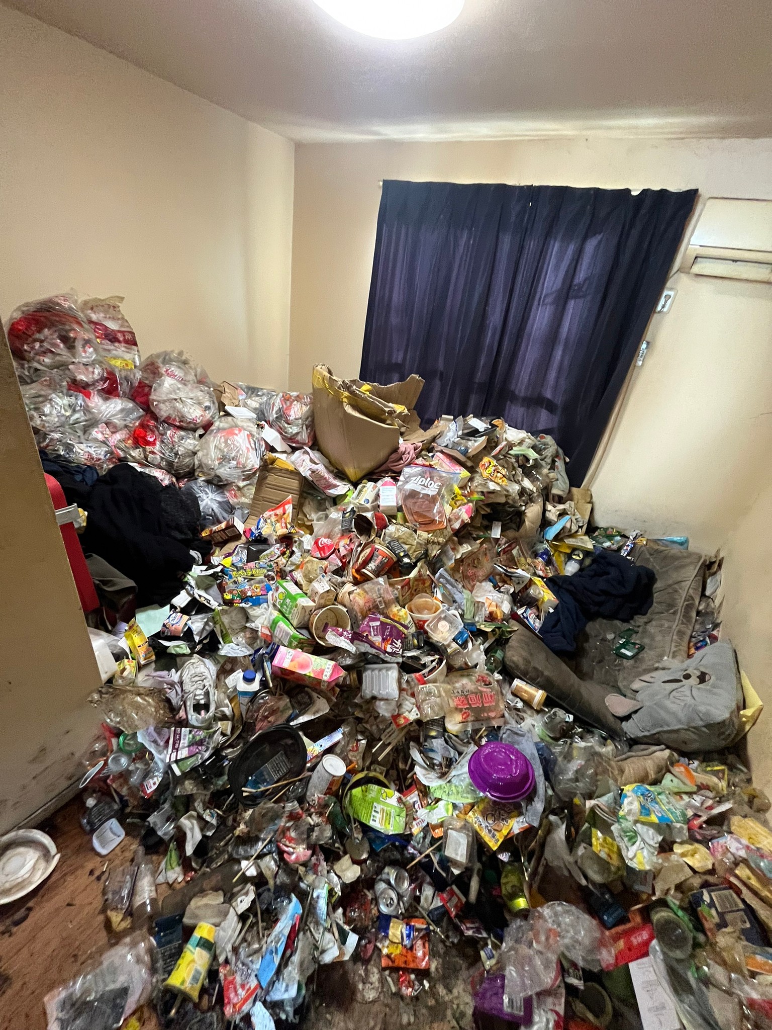 飲食ゴミ、衣類、椅子、カバンなどの回収前の状態