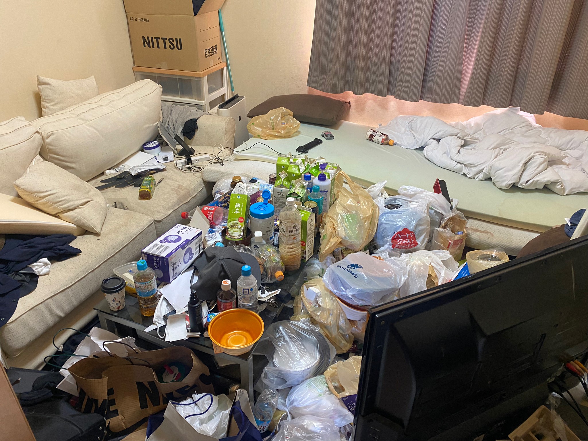 寝具、ソファ、机、生活ゴミなどの回収前の状態