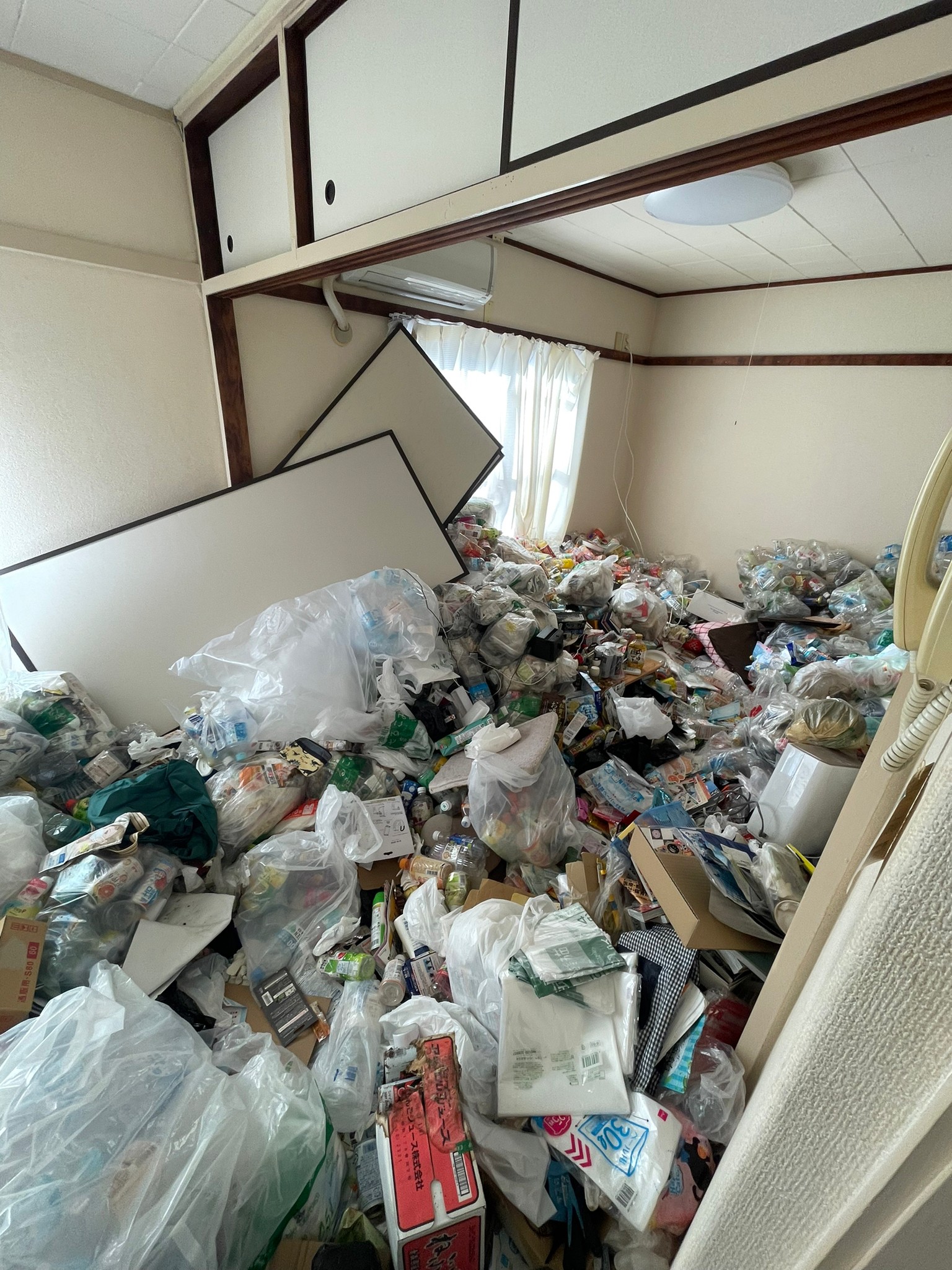 飲食ゴミ、電化製品、寝具、衣類などの回収前の状態