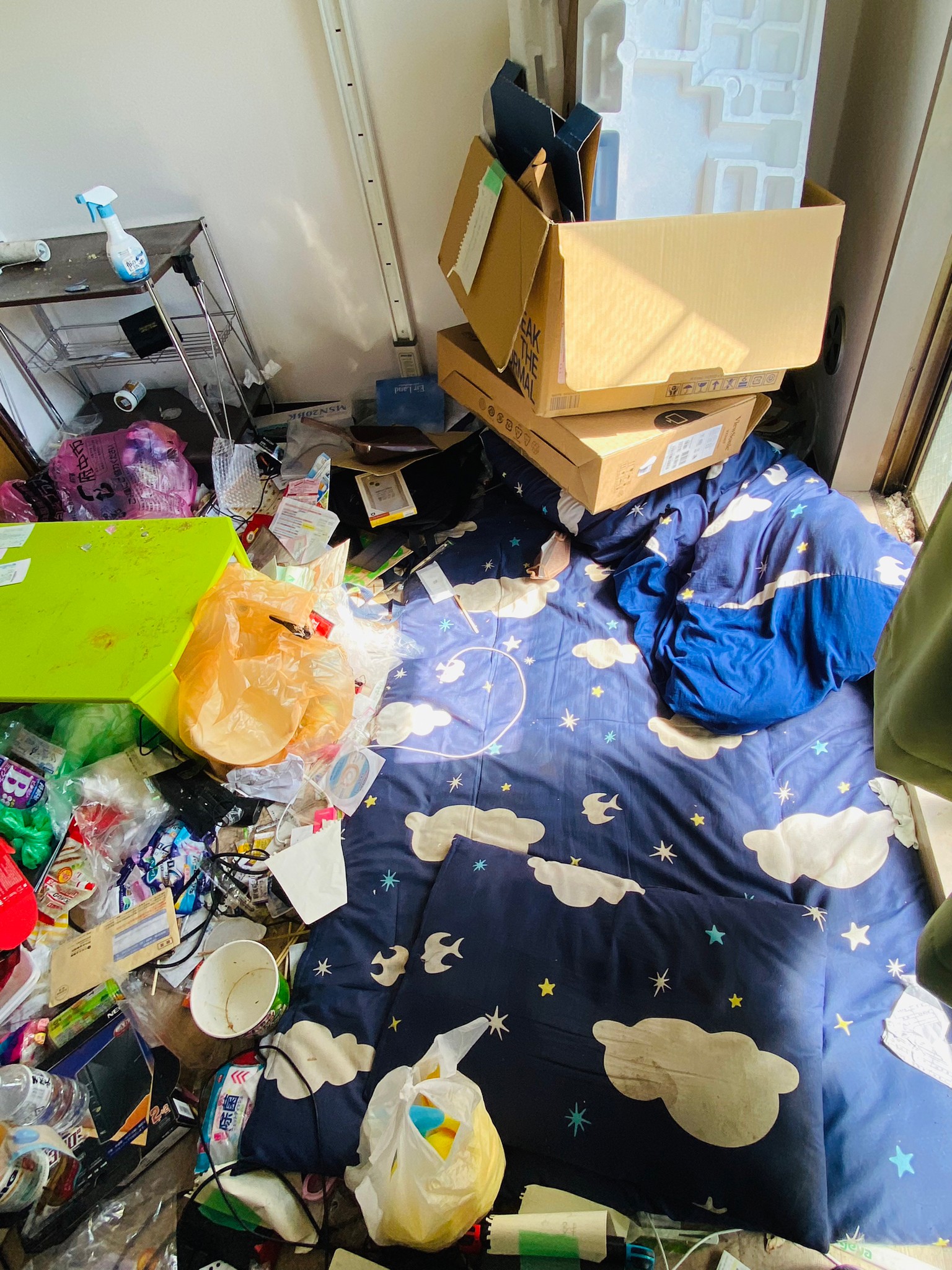 布団、棚、テーブル、生活ゴミの回収前の状態