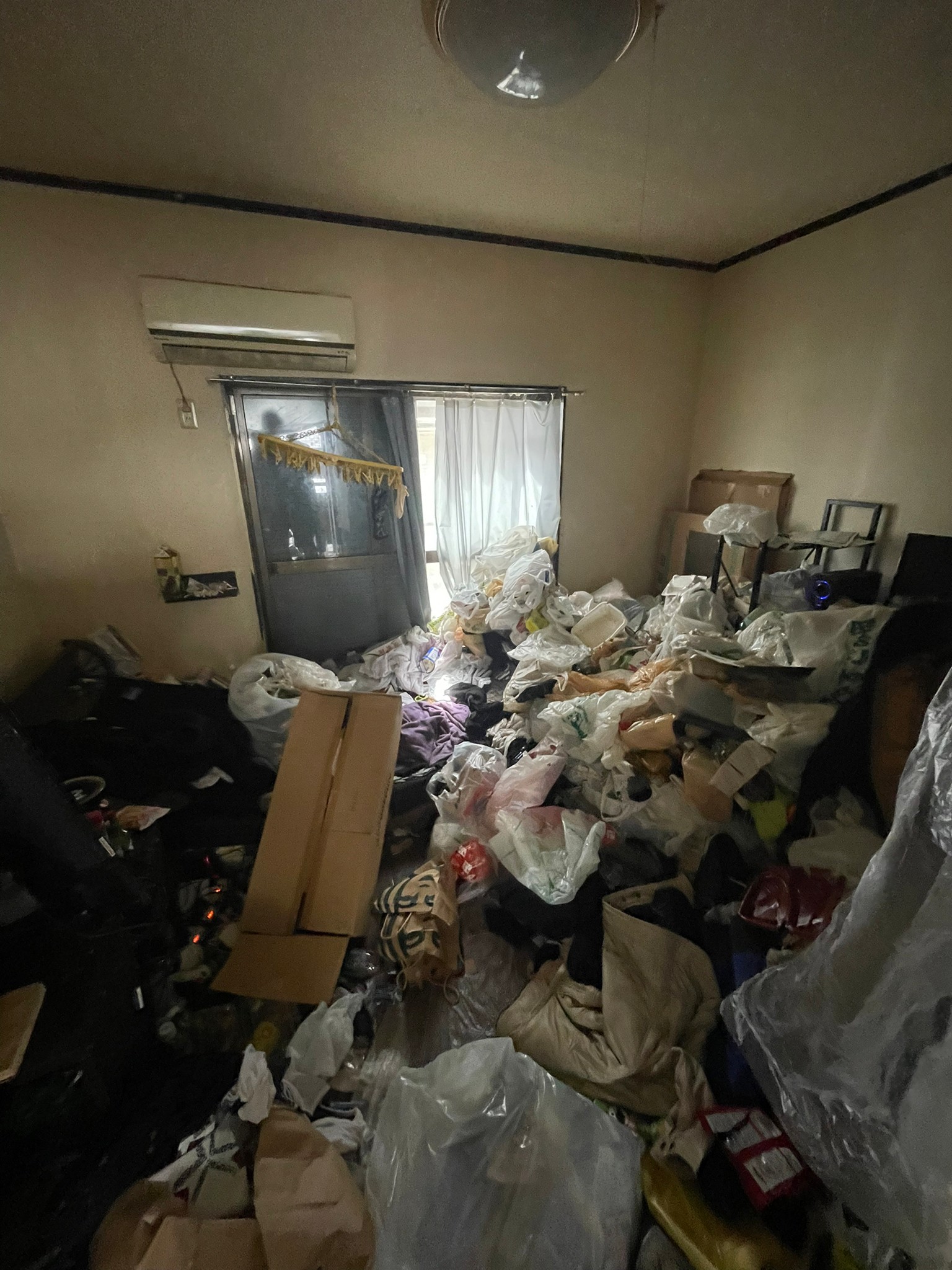 衣類、家具、家電、生活ゴミの回収前の状態