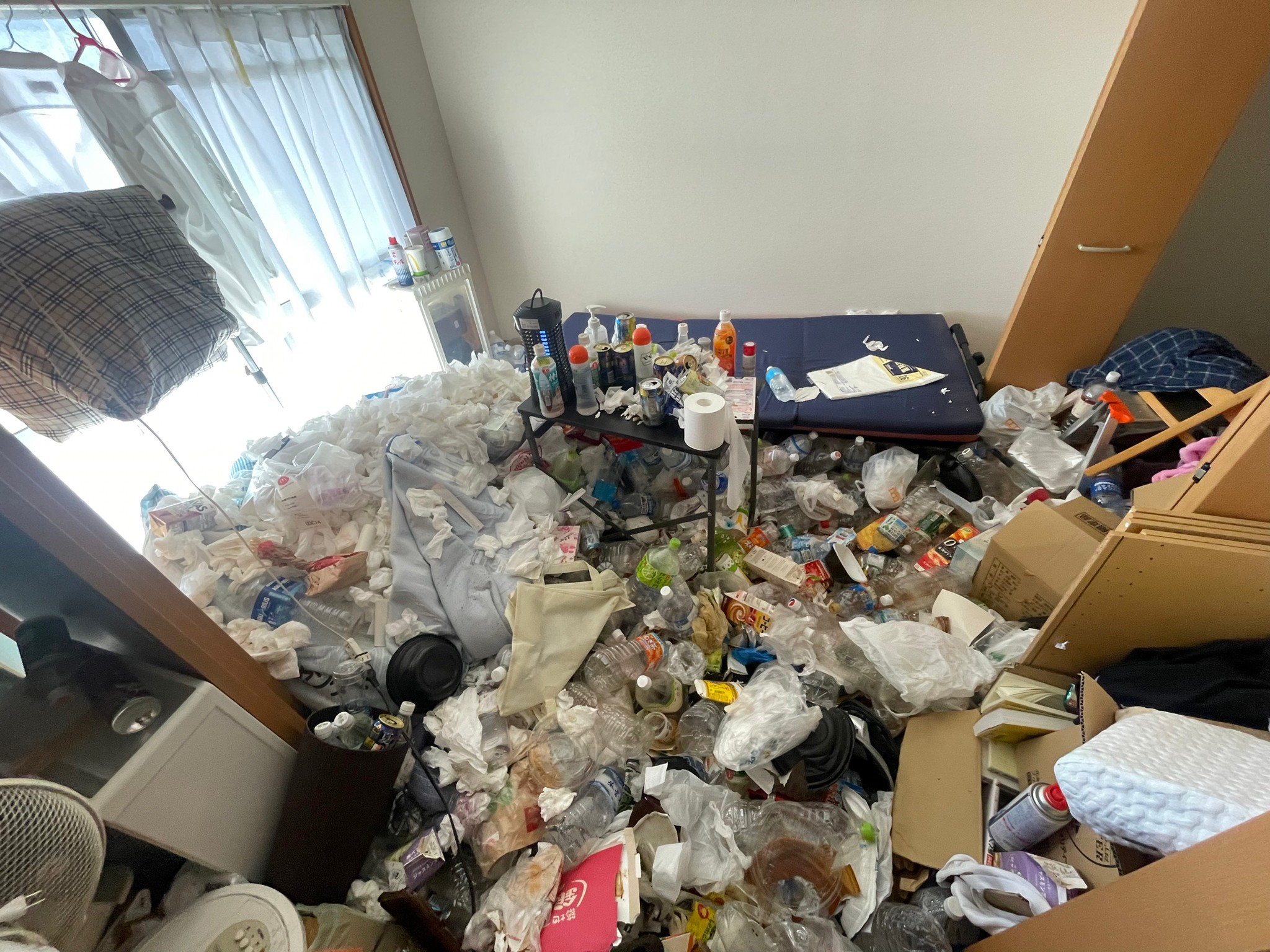 ベッド、衣類、布団、棚、生活ゴミの回収前の状態