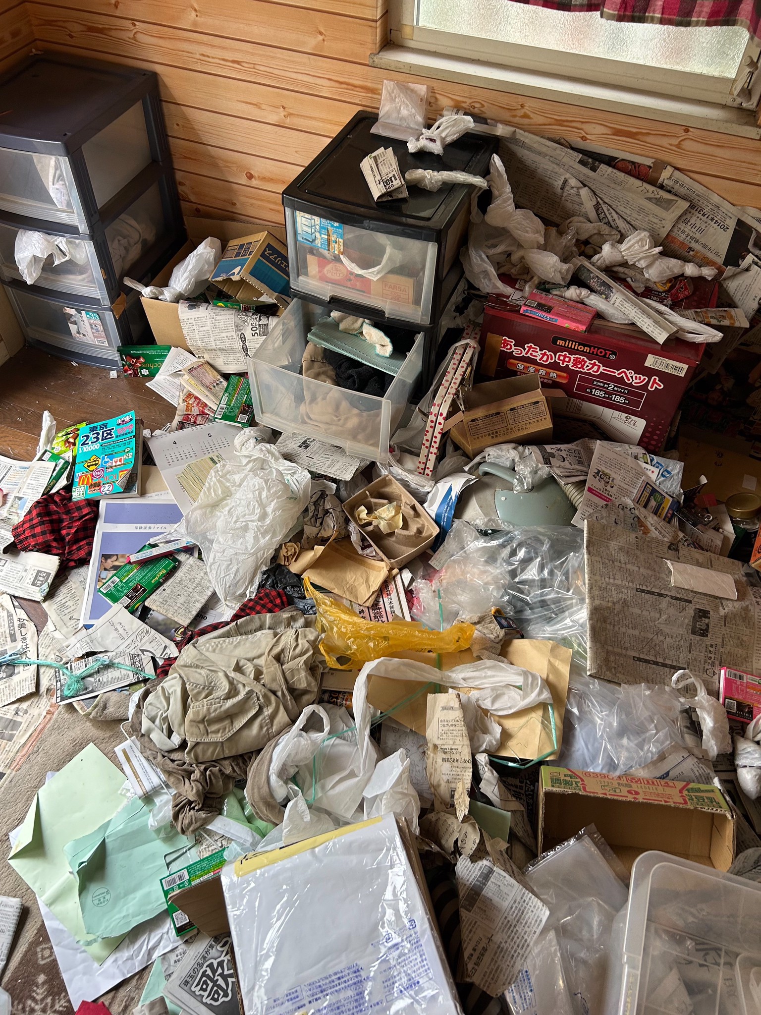 雑誌、紙、衣類、プラスチックケースの回収前の状態