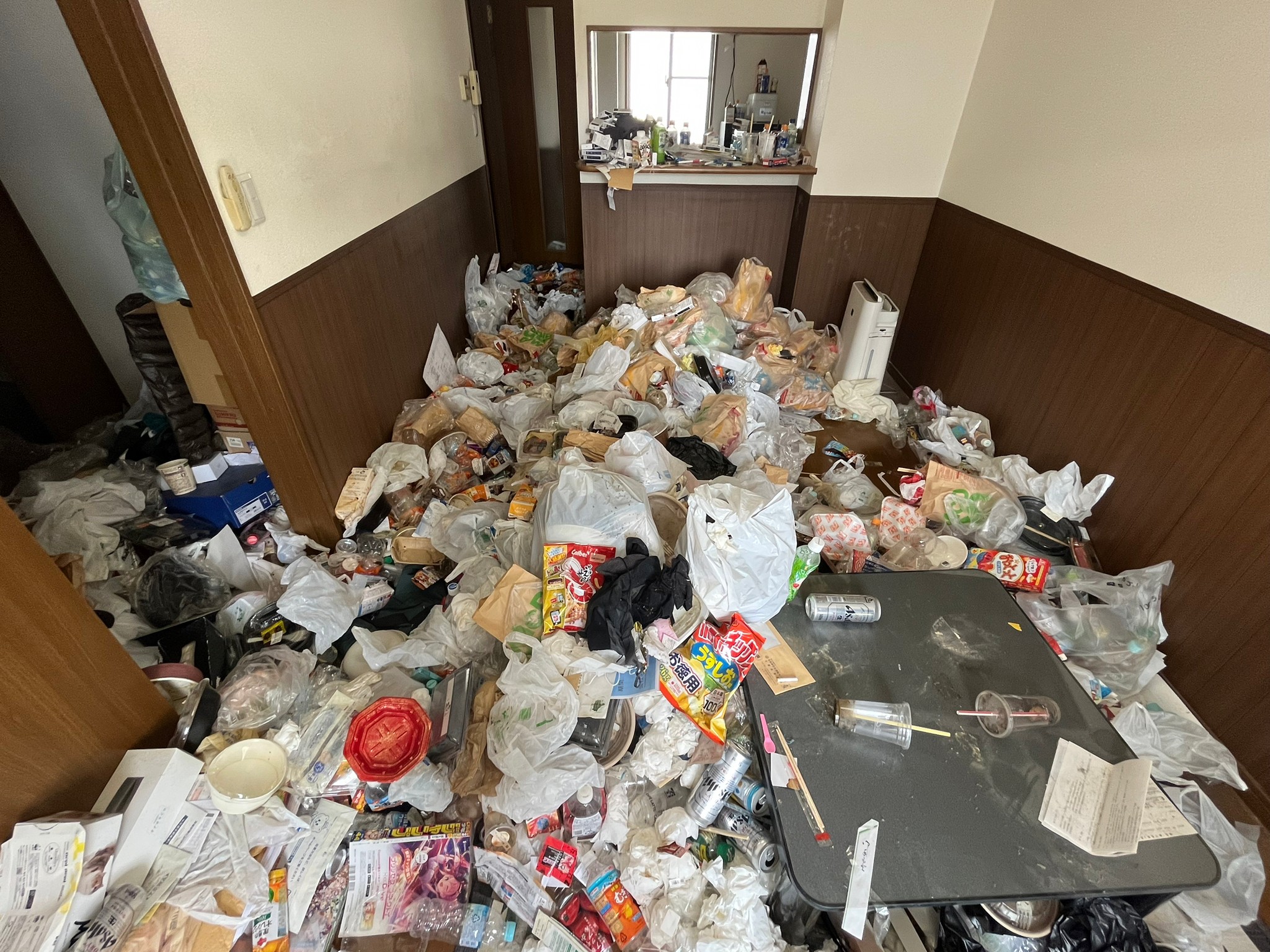 生活ゴミ、テーブル、冷蔵庫などの回収前の状態