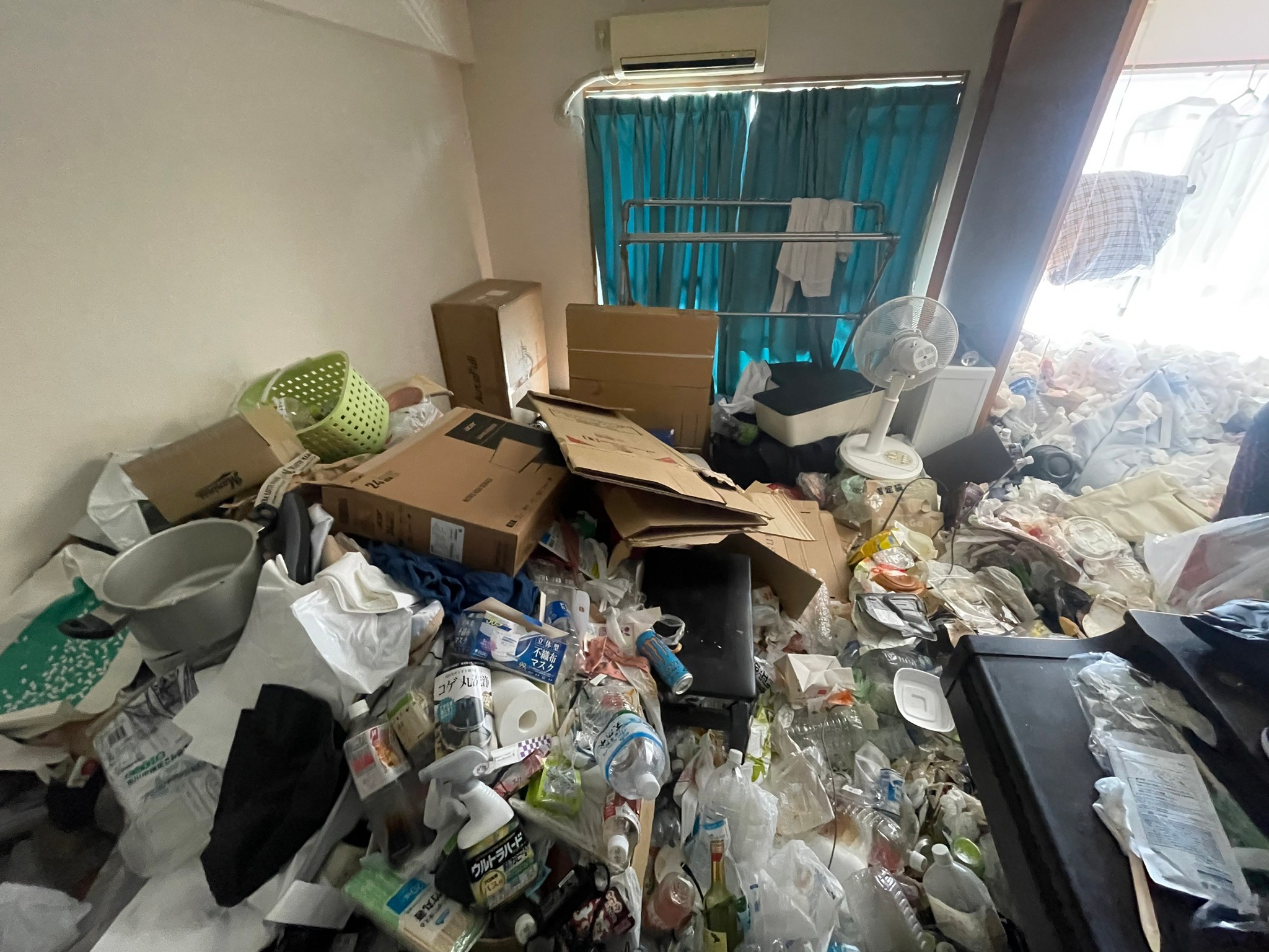 衣類、生活ゴミ、布団の回収前の状態