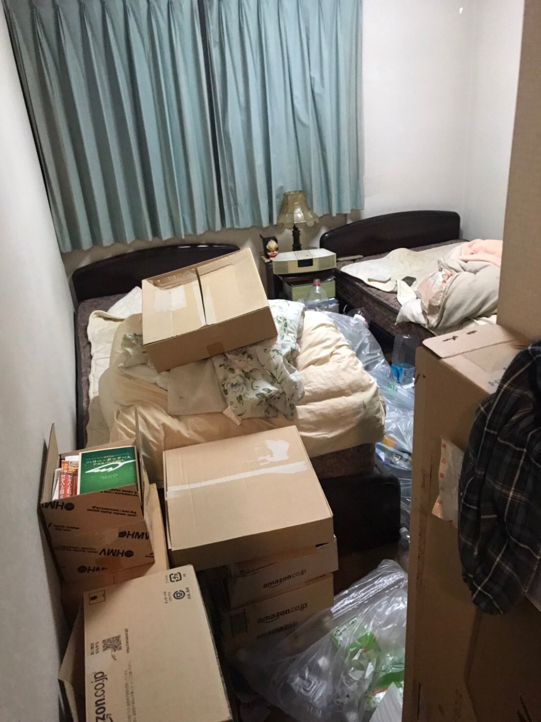 ベッド、布団、多数の不要な生活用品の回収前の状態