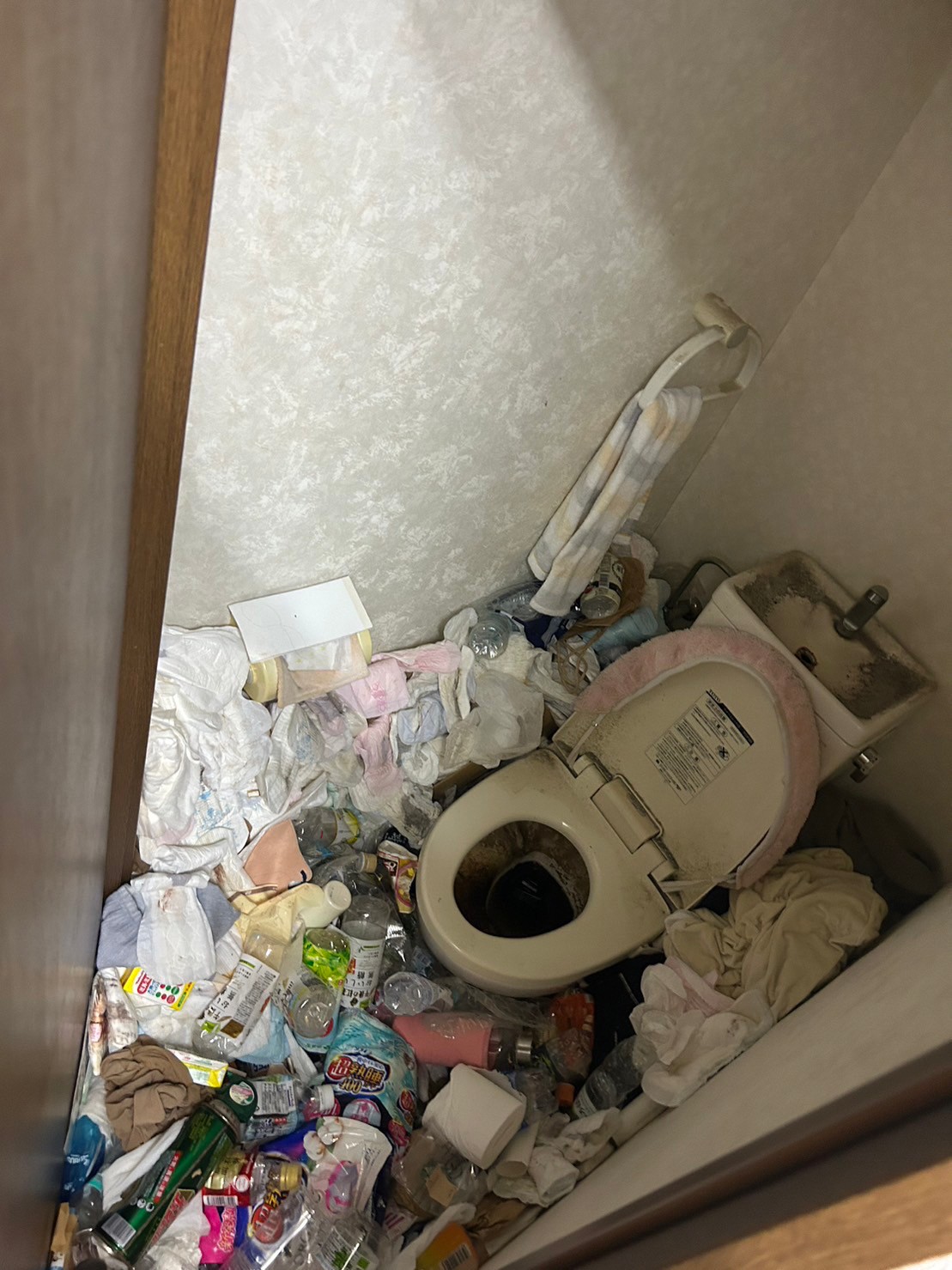 トイレに溜まった生活ゴミの回収前の状態