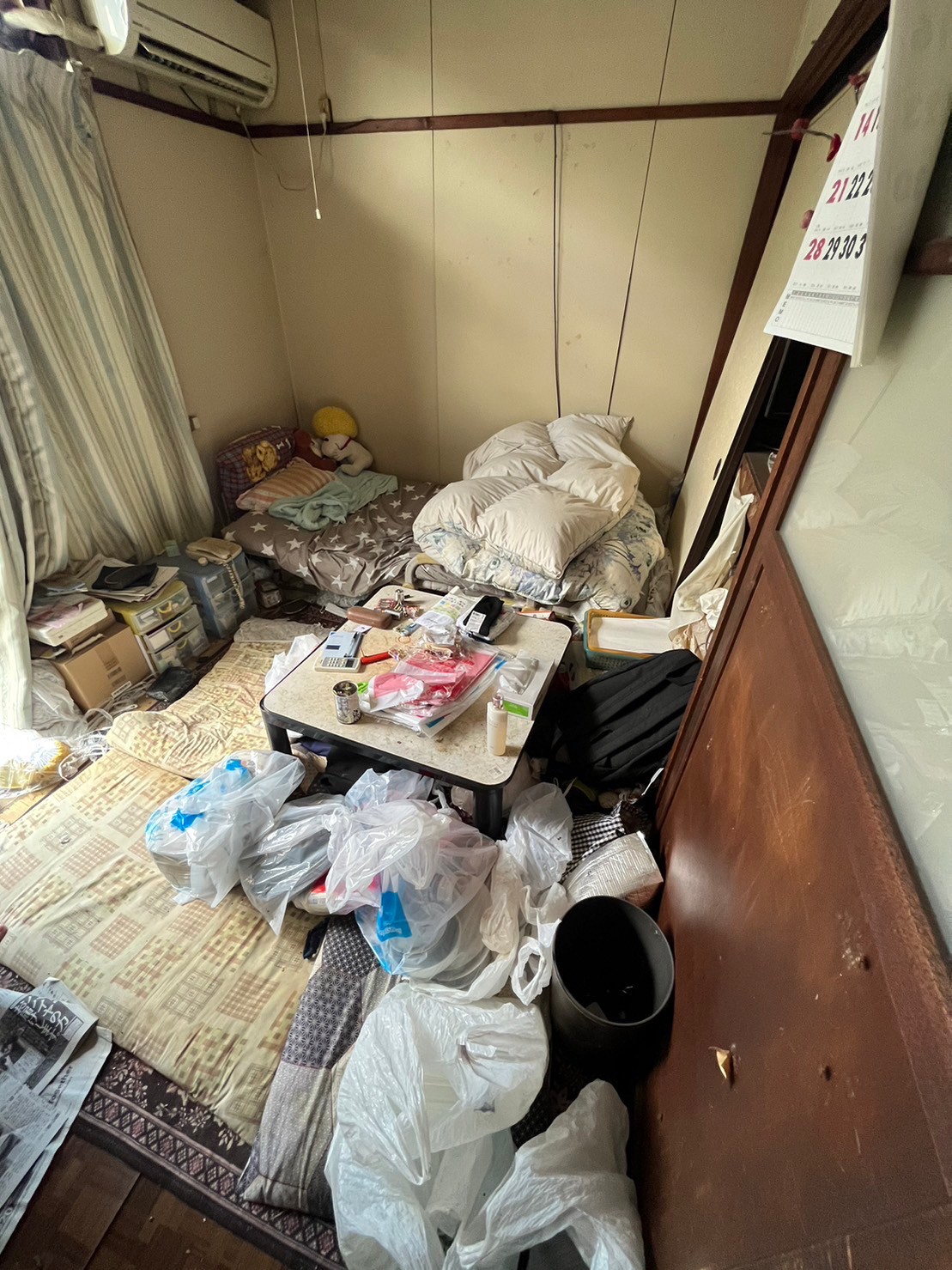 ベッド、布団、テーブル、衣類、生活用品の回収前の状態