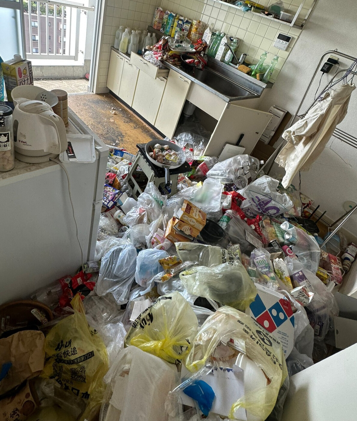 キッチン周りにたまった生活ゴミの回収前の状態