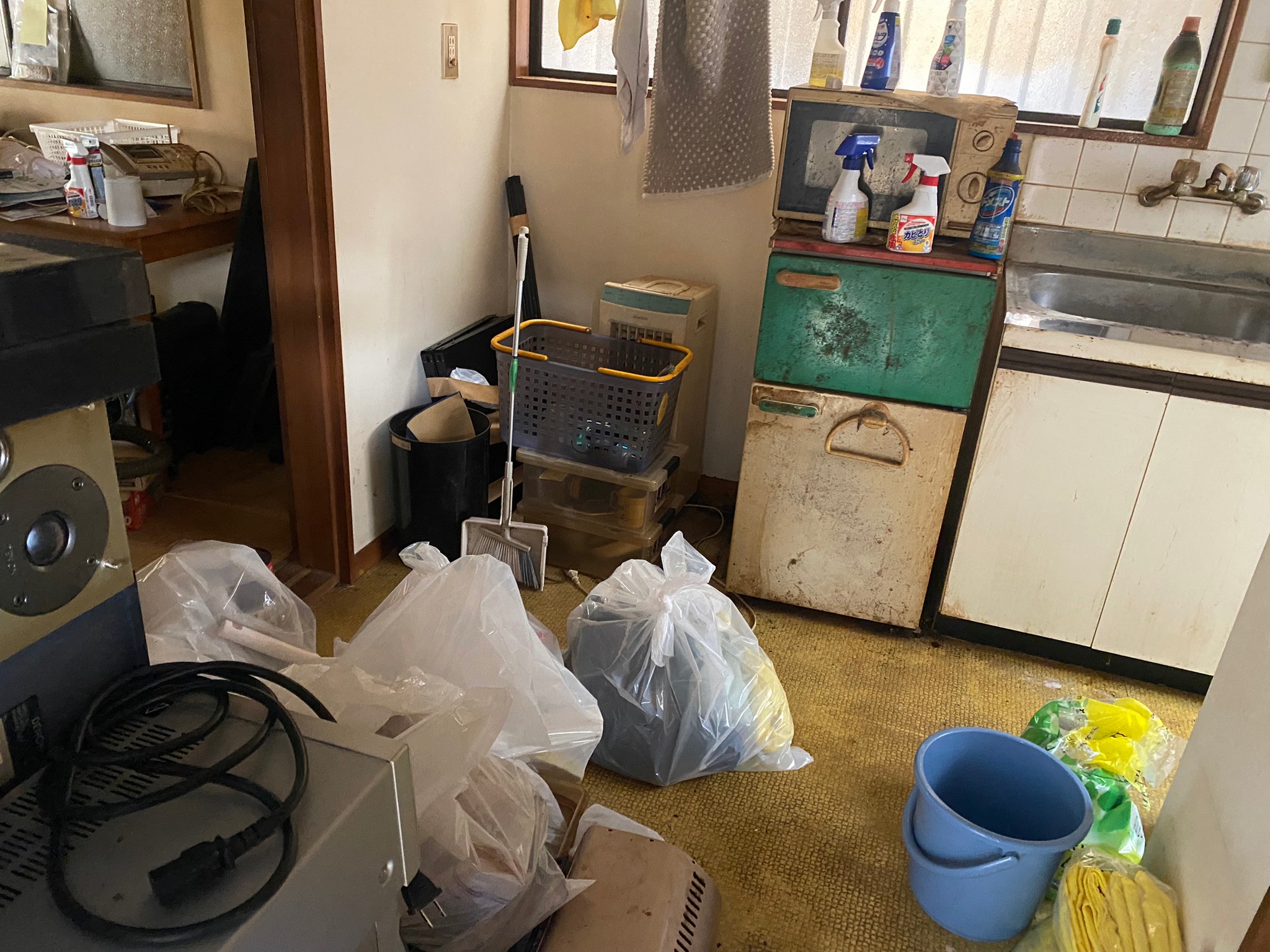 冷蔵庫、家電、生活用品の回収前の状態
