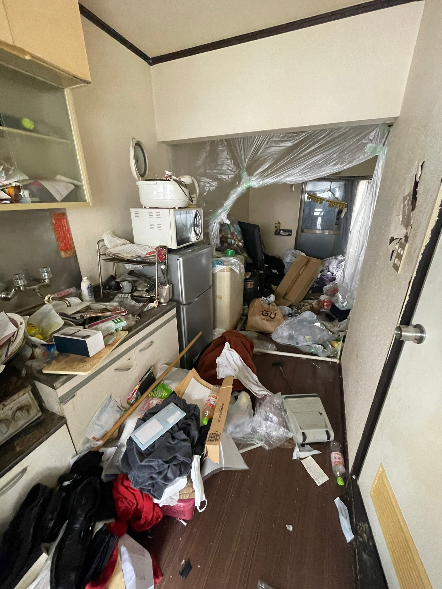 冷蔵庫、洗濯機、家電、生活ゴミの回収前の状態