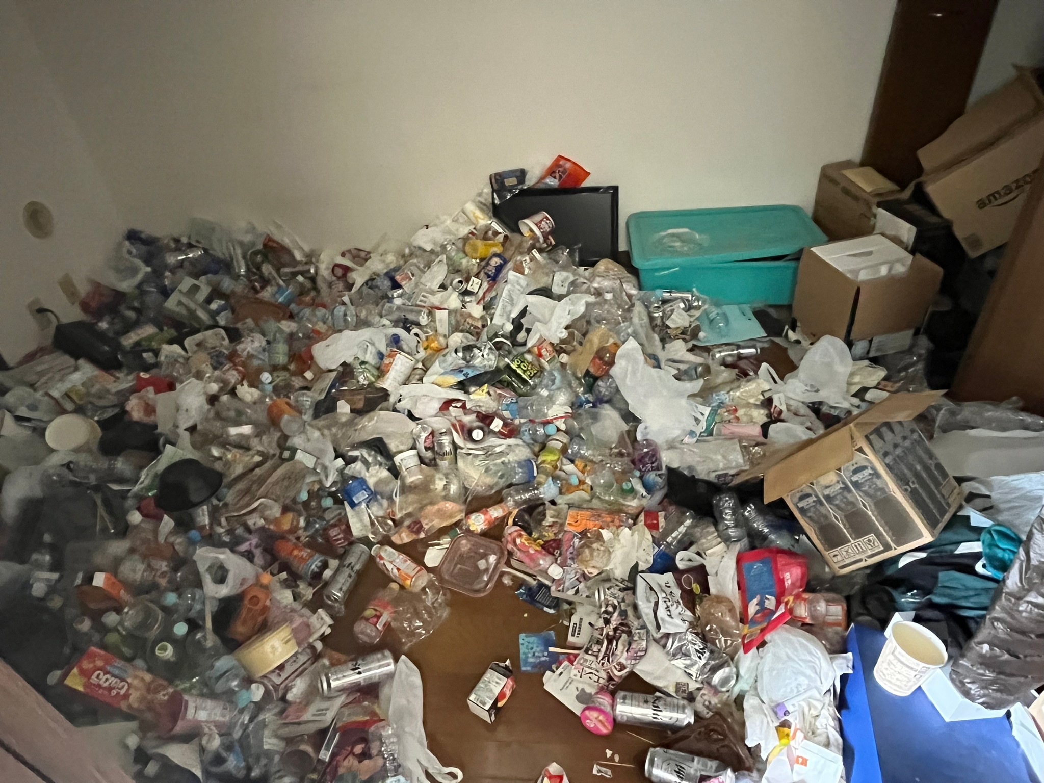 空き缶、ペットボトルなどの生活ゴミの回収前の状態