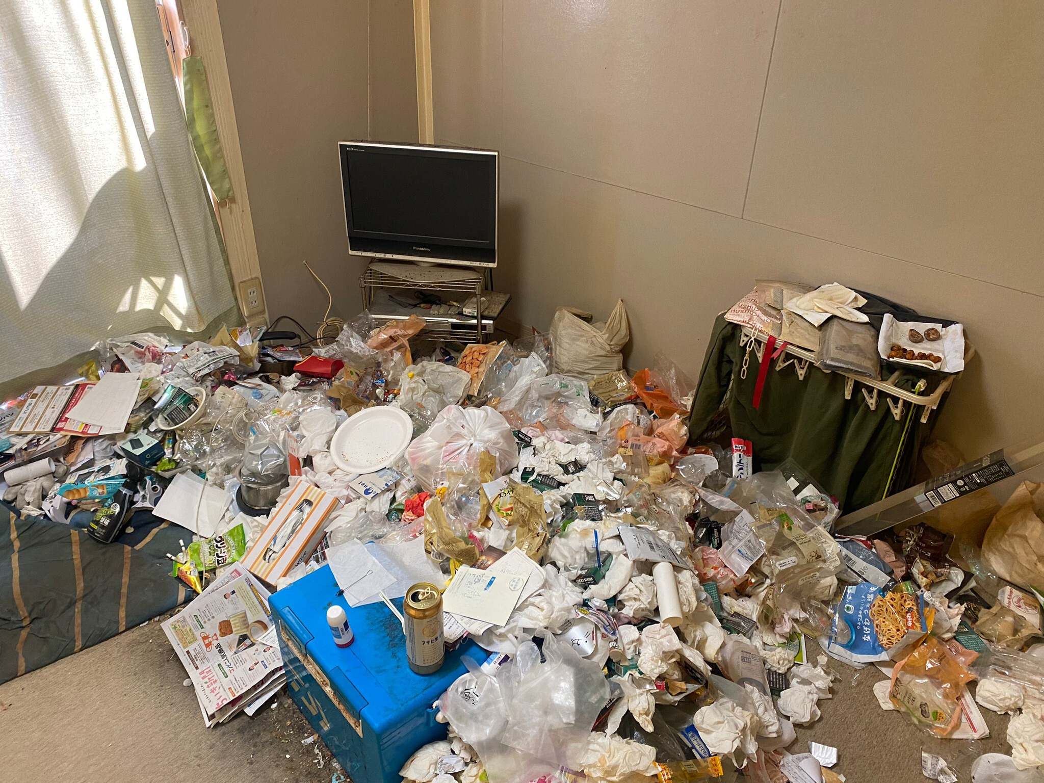 テレビ、布団、生活ゴミの回収前の状態