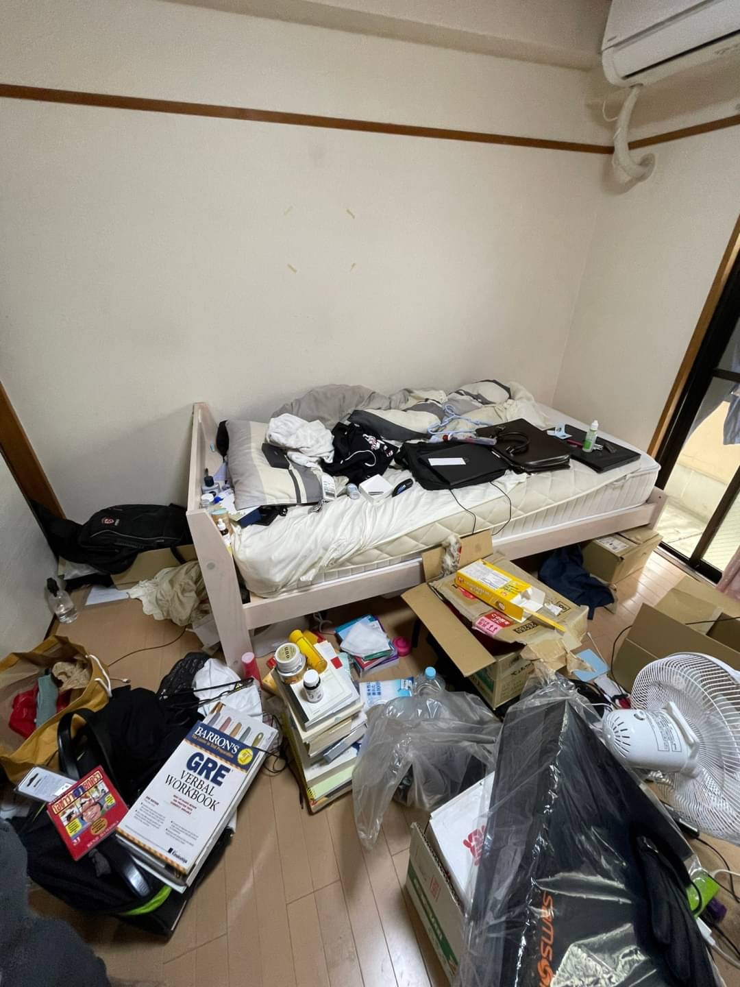 ベッド、寝具、雑誌、扇風機、加湿器、危険物、液体など多数の回収前の状態