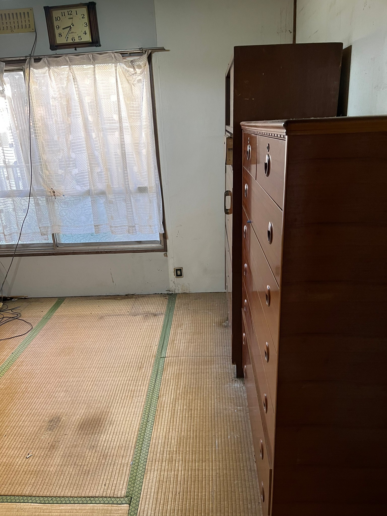 普通ゴミ3部屋分、机や椅子など家具数点、家電数点の回収後の状態