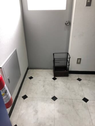 解体済みの木製家具、段ボール、小箱の束、金属製スタンドなどの回収後の状態
