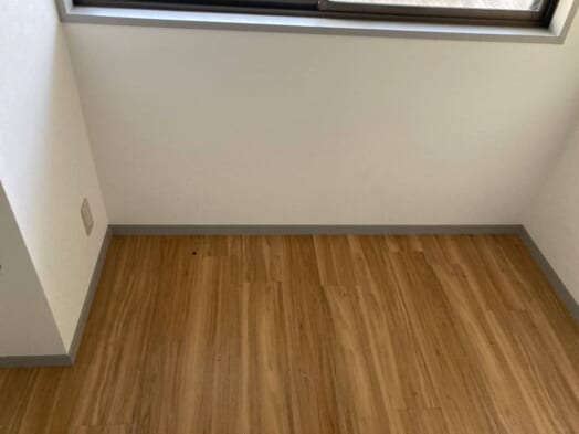 折りたたみローテーブル、ビーズクッション、座椅子、コードレス掃除機、物干しスタンド、カラーボックスなどの回収後の状態
