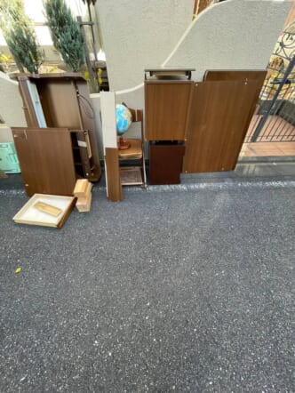 解体済み学習デスク、学習椅子、デスクワゴン、地球儀などの回収前の状態