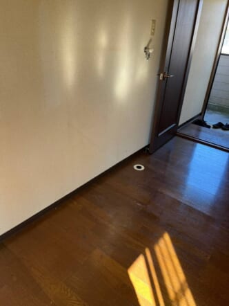 丸めた布団、座椅子、木製オープンラック、カラーボックス、掃除機などの回収後の状態