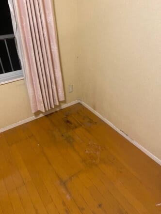 ウォーターサーバー本体、小型冷蔵庫、カラーボックスなどの回収後の状態