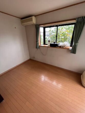 ベビーバス、袋詰めの衣類・布団、段ボール、収納ケース、小型家電、生活雑貨などの回収後の状態