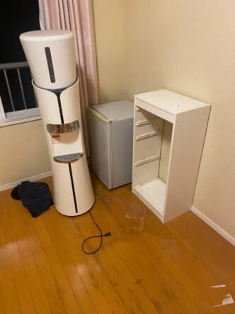 ウォーターサーバー本体、小型冷蔵庫、カラーボックスなどの回収前の状態