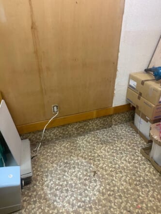 解体済みの棚板・ラック、ガラ袋(作業ゴミ)、空き段ボール、古いトースターなどの回収後の状態